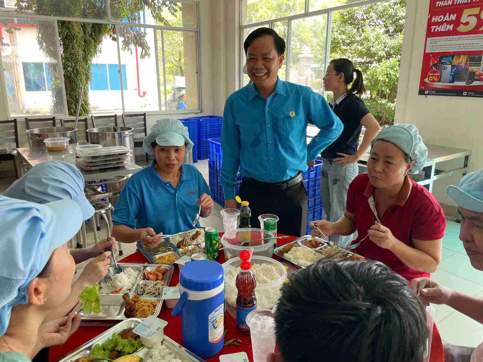 Ong Luu The Thuan - Chu tich Cong doan xa Bau Bang dong vien cong nhan lao dong trong chuong trinh. Anh: Dinh Trong