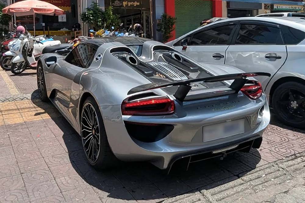 Porsche 918 Spyder raro en Camboya propiedad de un empresario vietnamita. Foto: Mengi Boi