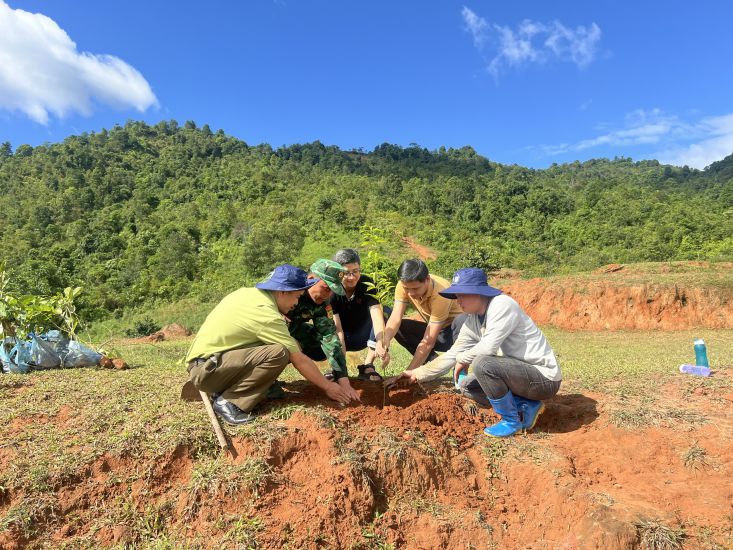 La gente de la comuna de Chieng Son junto con las agencias funcionales y expertos de la organizacion de conservacion participan en la plantacion de arboles en la campaña 'Rung Xanh len'. Foto: Thuy Linh