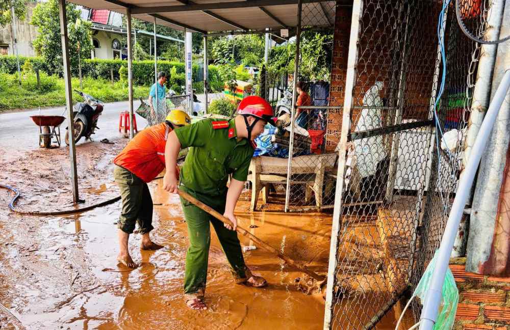 Luc luong chuc nang ho tro nguoi dan khac phuc hau qua thien tai. Anh: Lam Hong