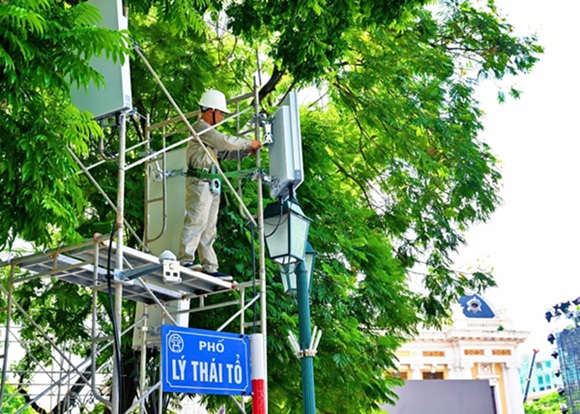 Doi ngu ky thuat dang lap dat, bo sung mang luoi tai cac tuyen pho quan trong dien ra cac hoat dong ky niem Quoc khanh 2-9