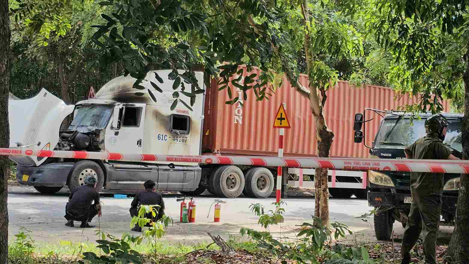 Scene of the container truck fire, 1 person died in the cabin of the vehicle. Photo: Dinh Trong