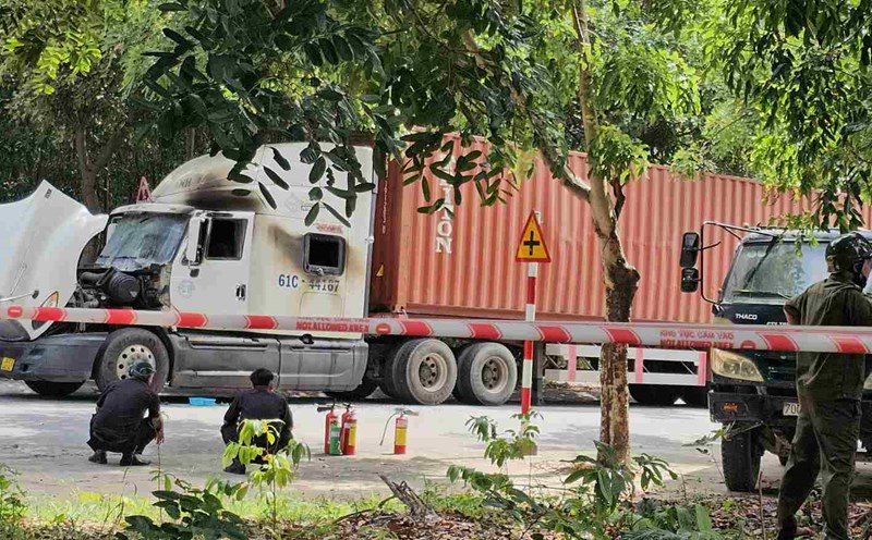 Scene of the container truck fire, 1 person died in the cabin of the vehicle. Photo: Dinh Trong