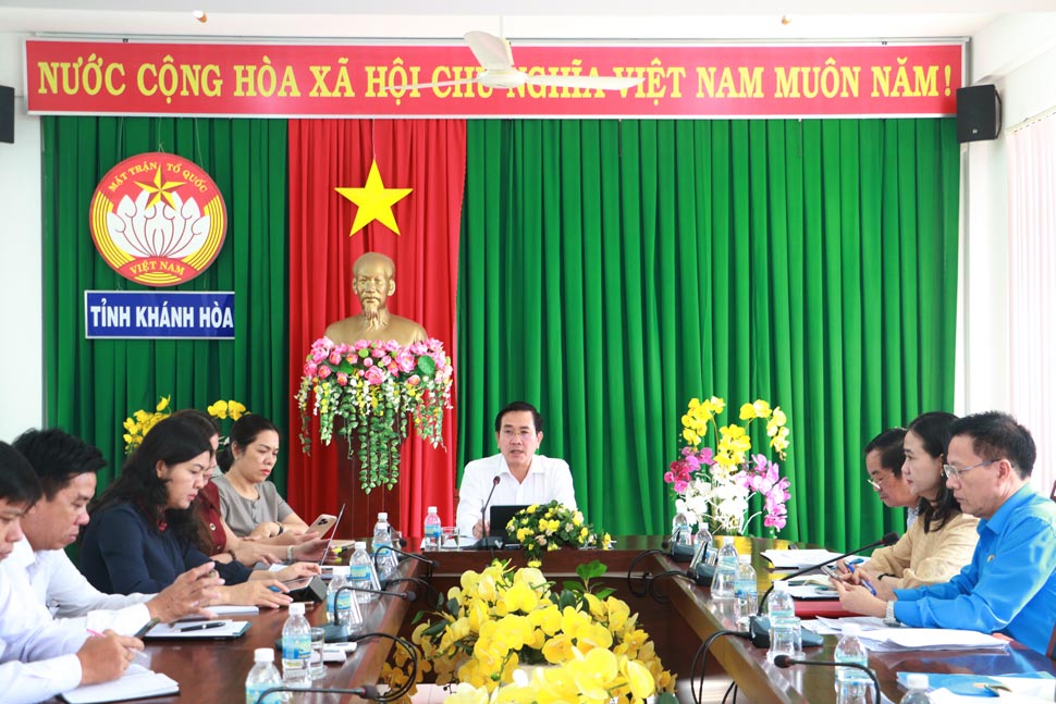 El Vicesecretario del Comite Provincial del Partido y Presidente del Comite del Frente de la Patria de la provincia de Khanh Hoa Pham Van Hau presidio la conferencia. Foto: Phuong Linh