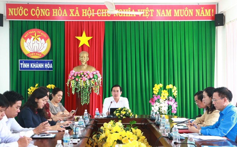 Deputy Secretary of the Provincial Party Committee, Chairman of the Vietnam Fatherland Front Committee of Khanh Hoa province Pham Van Hau chaired the conference. Photo: Phuong Linh