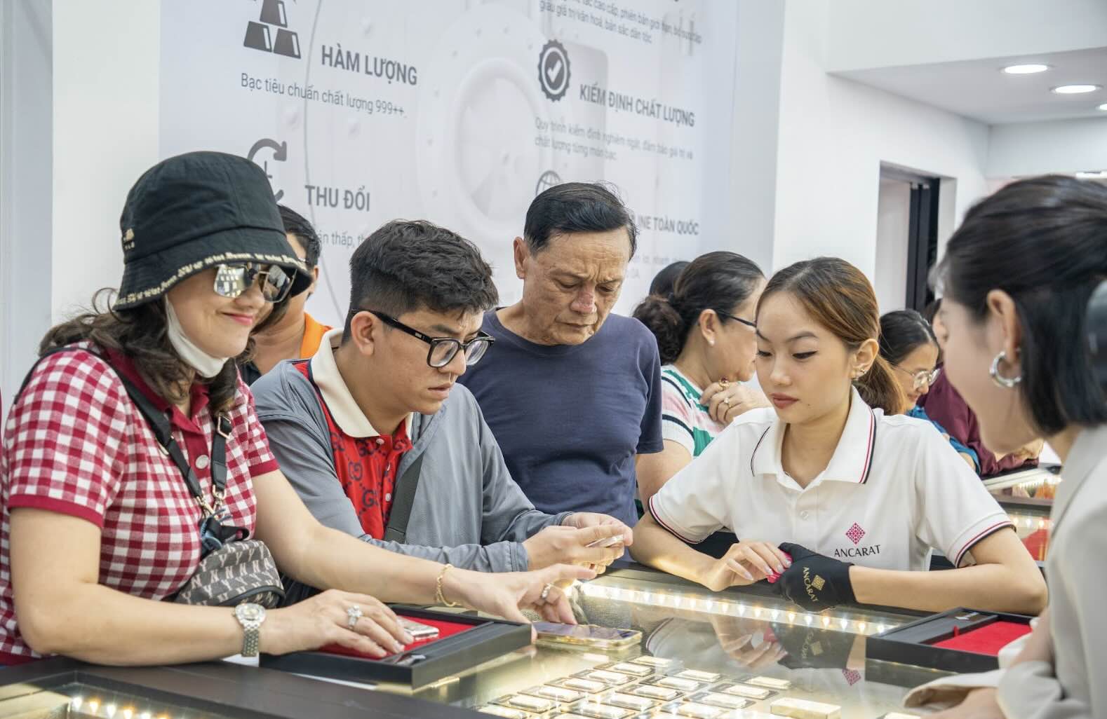 Ngay cang nhieu nguoi tim den bac nhu mot kenh dau tu an toan khi gia vang da tang qua cao. Anh: Duc Van