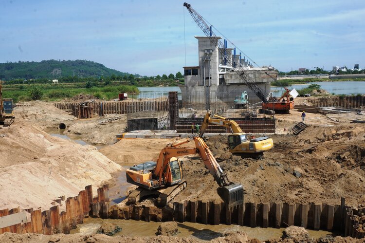Construction of the Tra Khuc River downstream dam project, Quang Ngai province. Photo: Vien Nguyen