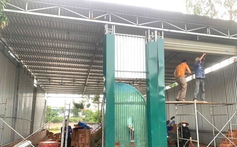 The authorities took drastic action, some households in Dong Thanh commune (Nghe An) voluntarily dismantled the illegal construction. Photo: Van Truong