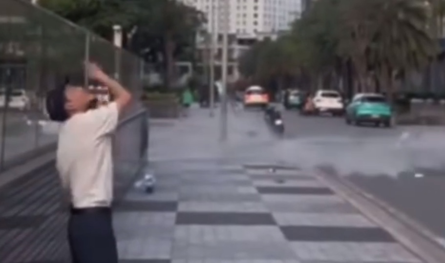 The young man showed signs of depression after throwing a water bottle from a high place in Ho Chi Minh City. Photo: Dong Hoang