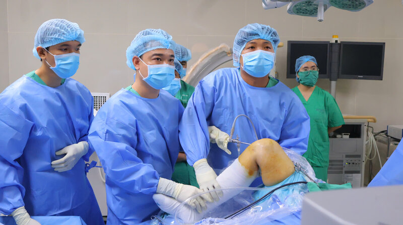 Doctors at Vinh Long General Hospital performed endoscopic surgery on the patient's knee joint. Photo: Hoang Loc