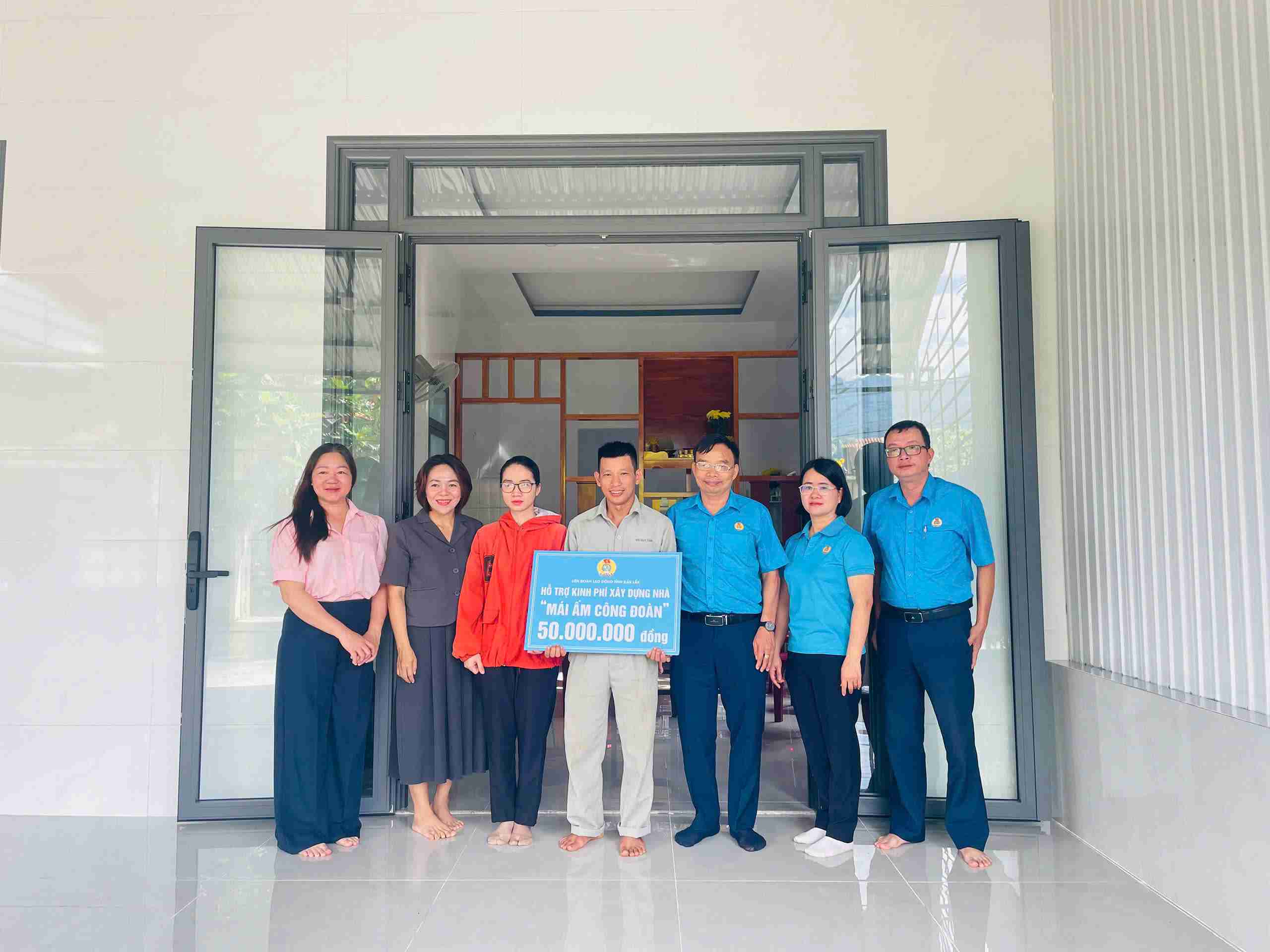 닥락성 노동총연맹 지도부가 어려운 환경에 처한 조합원에게 1955개의 노동조합의 따뜻한 보금자리 건설 지원금을 전달하고 있습니다. 사진: 닥락성 노동총연맹