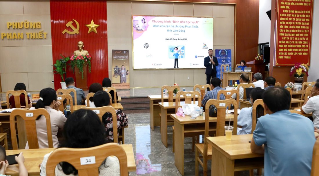 UBND phuong Phan Thiet to chuc tap huan AI cho hon toan the can bo, cong chuc cua phuong. Anh: Duy Tuan 