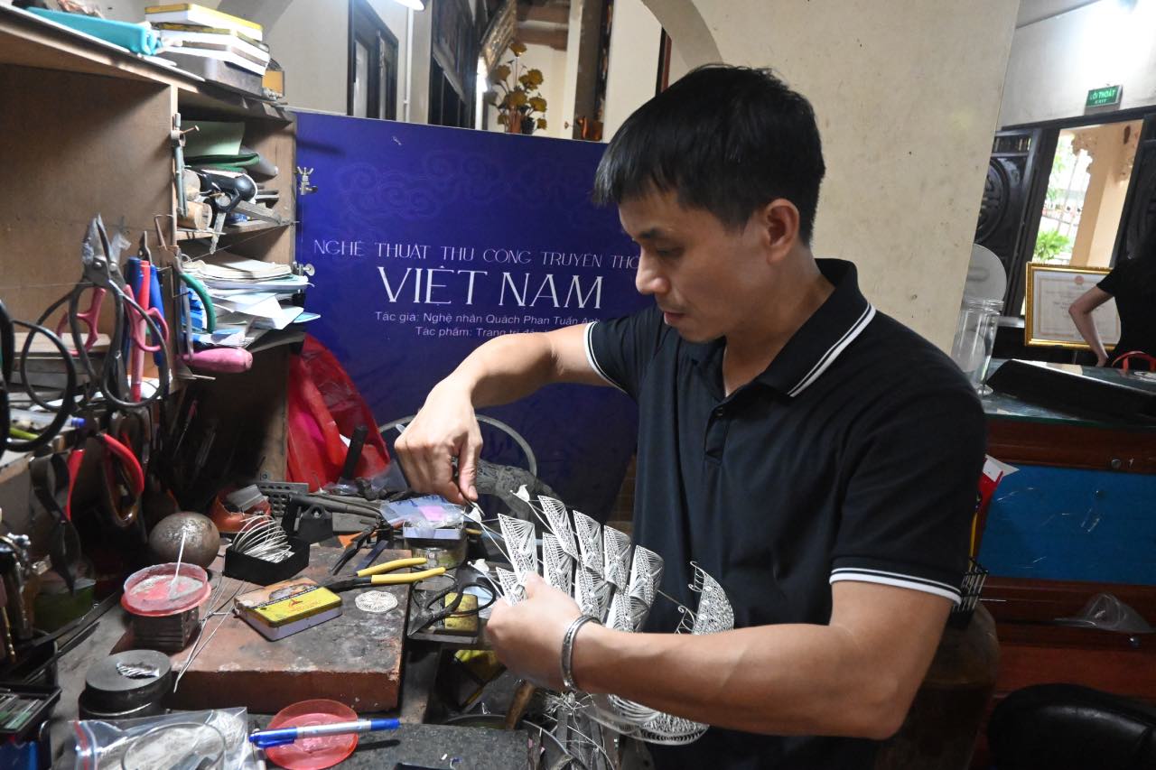 Nghe nhan Quach Phan Tuan Anh - Quan ly Lang nghe truyen thong dau bac Dinh Cong. Anh: Thanh Nhan