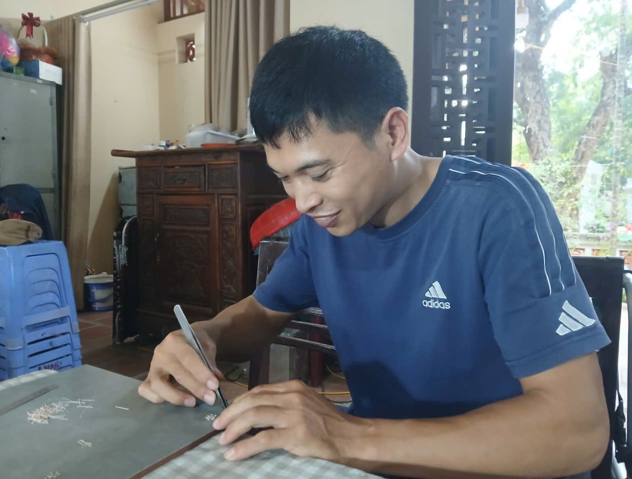 El Sr. Hoang The An esta realizando el trabajo de correccion y creacion de patrones y estampados. Foto: Thanh Nhan