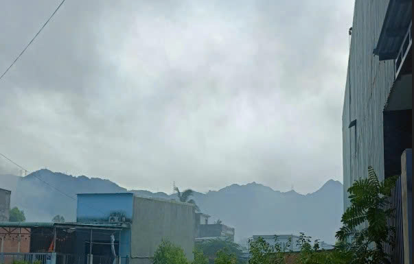 Nguoi dan phan anh tinh trang nha may tai duong so 3, so 5 Khu cong nghiep Lien Chieu thuong xuyen xa khi thai vao khong khi vao chieu, toi moi ngay. Anh: Nguoi dan cung cap