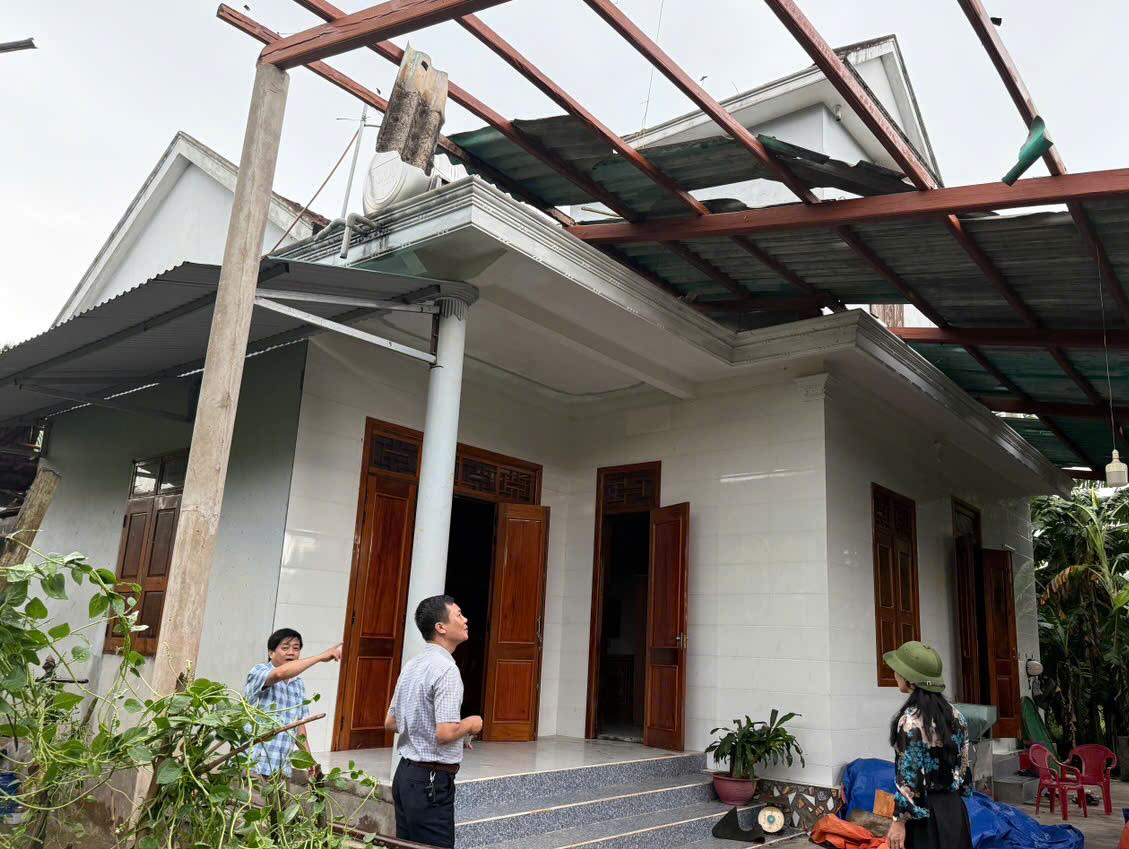 The tornado ripped off the roofs of a house in Quang Tri. Photo: Van Phuong