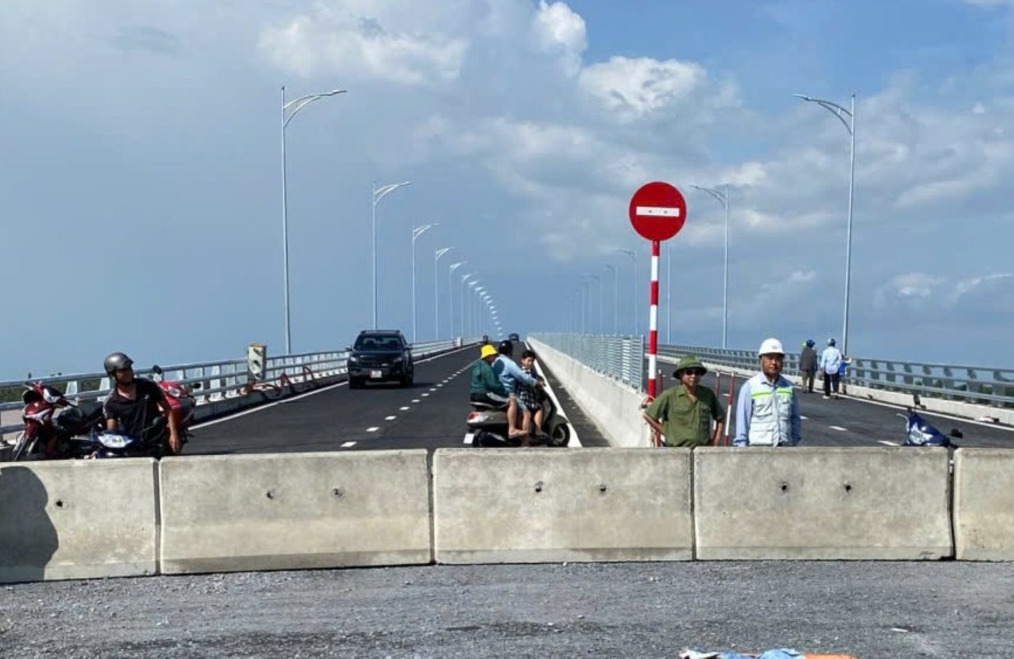 Du da bo tri dai phan cach cung dau cau Dai Ngai 2 nhung nhieu nguoi van tu y vao cong truong bat chap canh bao nguy hiem. Anh: Phuong Anh