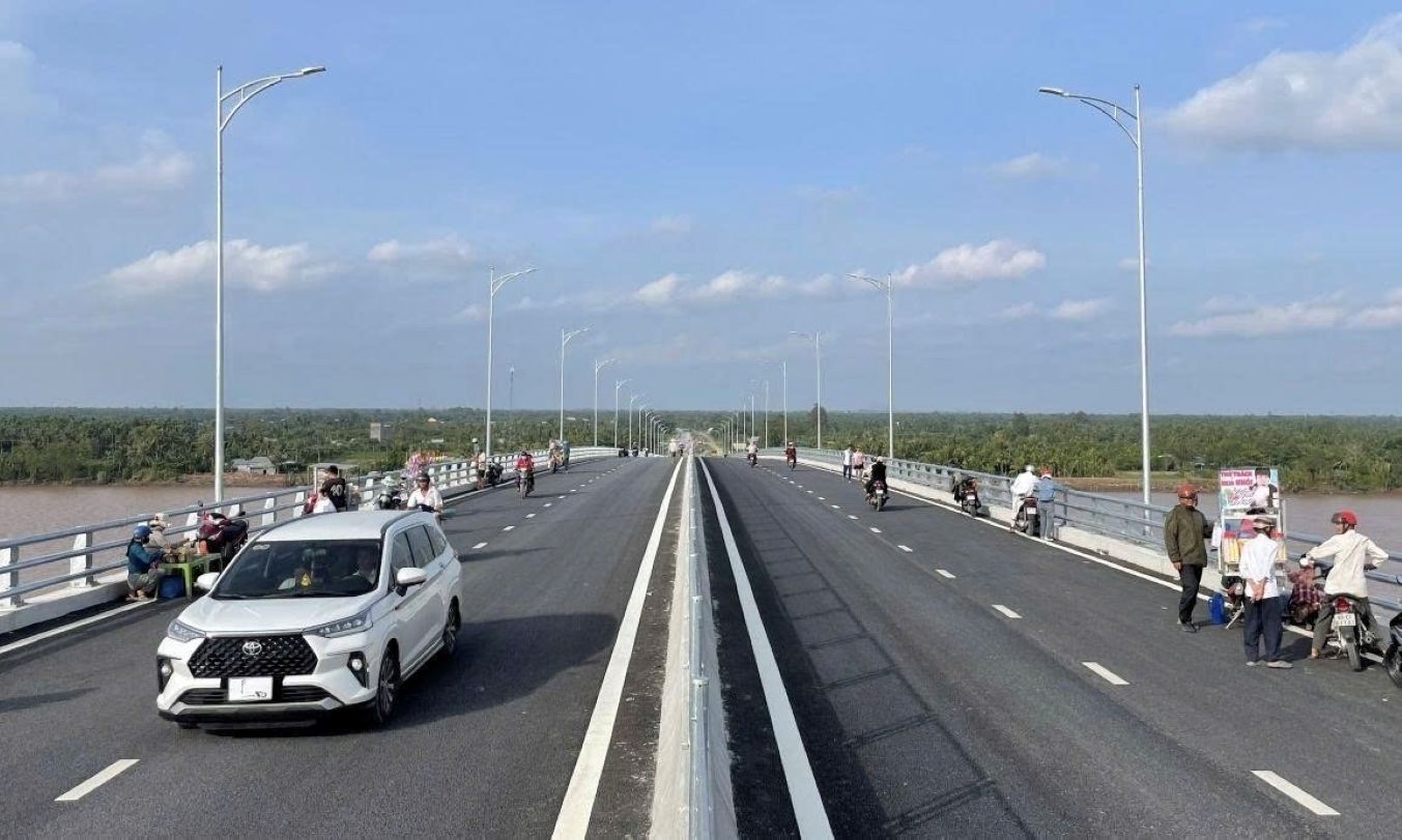 Vehicles and street vendors on Dai Ngai 2 bridge on the afternoon of August 2. Photo: Phuong Anh