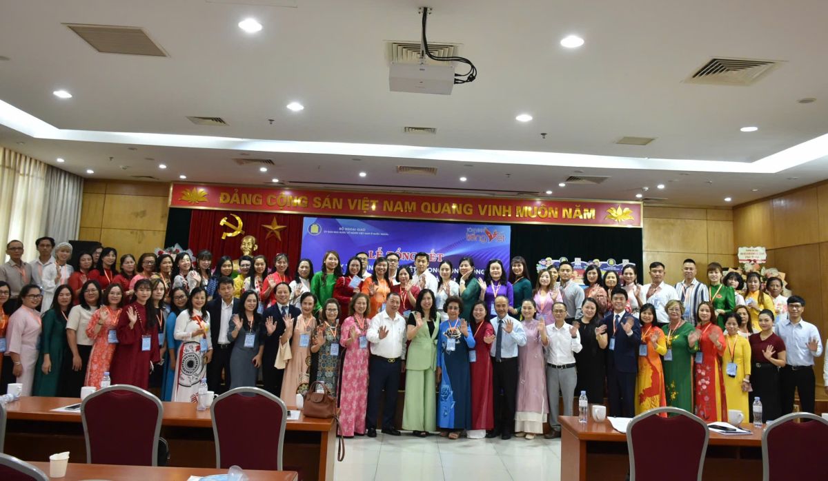 Cac dai bieu chup anh chung. Anh: Uy ban Nha nuoc ve nguoi Viet Nam o nuoc ngoai