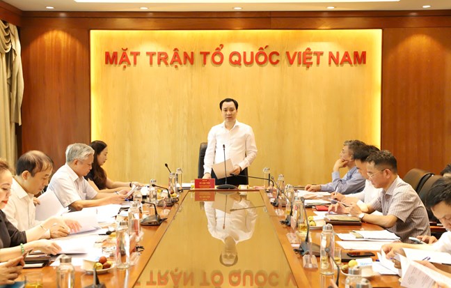 El Sr. Vu Van Tien miembro de la Delegacion Presidente del Comite de Propaganda del Comite Central del Frente de la Patria de Vietnam habla en la reunion de trabajo. Foto: Minh Hien