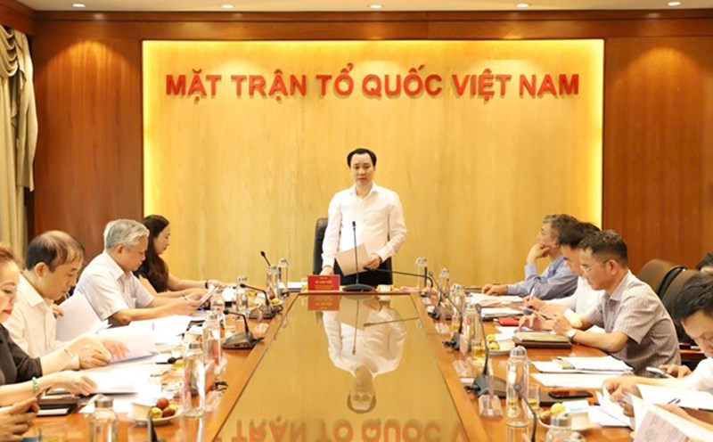 Mr. Vu Van Tien, member of the Presidium, Head of the Propaganda Department of the Central Committee of the Vietnam Fatherland Front, spoke at the meeting. Photo: Minh Hien