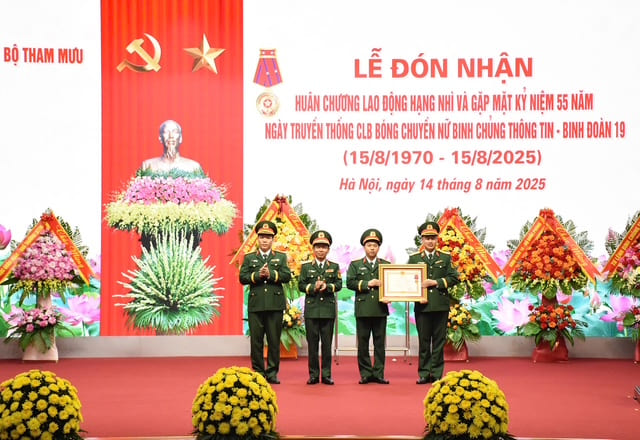 The Information Corps volleyball team received the Second Class Labor Medal. Photo: Huu Le