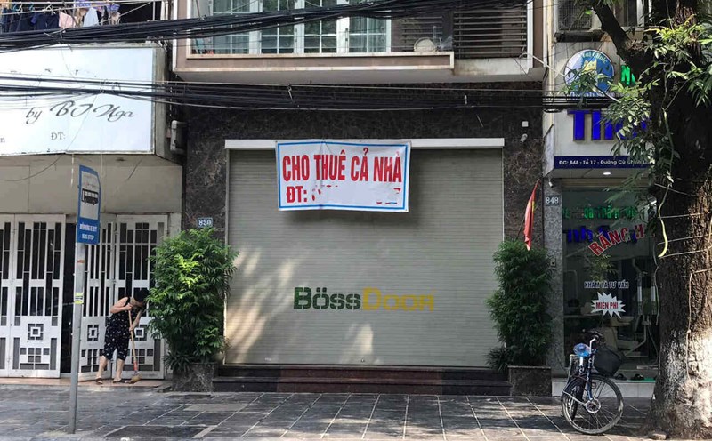 Massively hanging up signs for rent in the old Hoa Binh City. Photo: Yen San