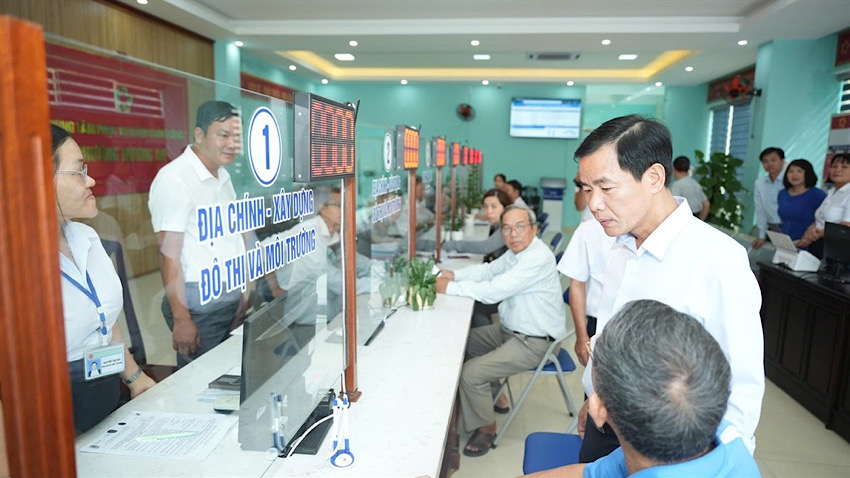 Chairman of Hue City People's Committee Nguyen Van Phuong inspected the reception and processing of records for people at the commune level of cadres and civil servants. Photo: Hoai Thanh