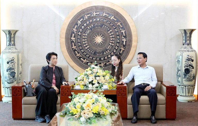 El secretario del Comite Provincial del Partido de Phu Tho Dang Xuan Phong recibe a los lideres del grupo tailandes Amata. Foto: Cong TTDT Phu Tho.