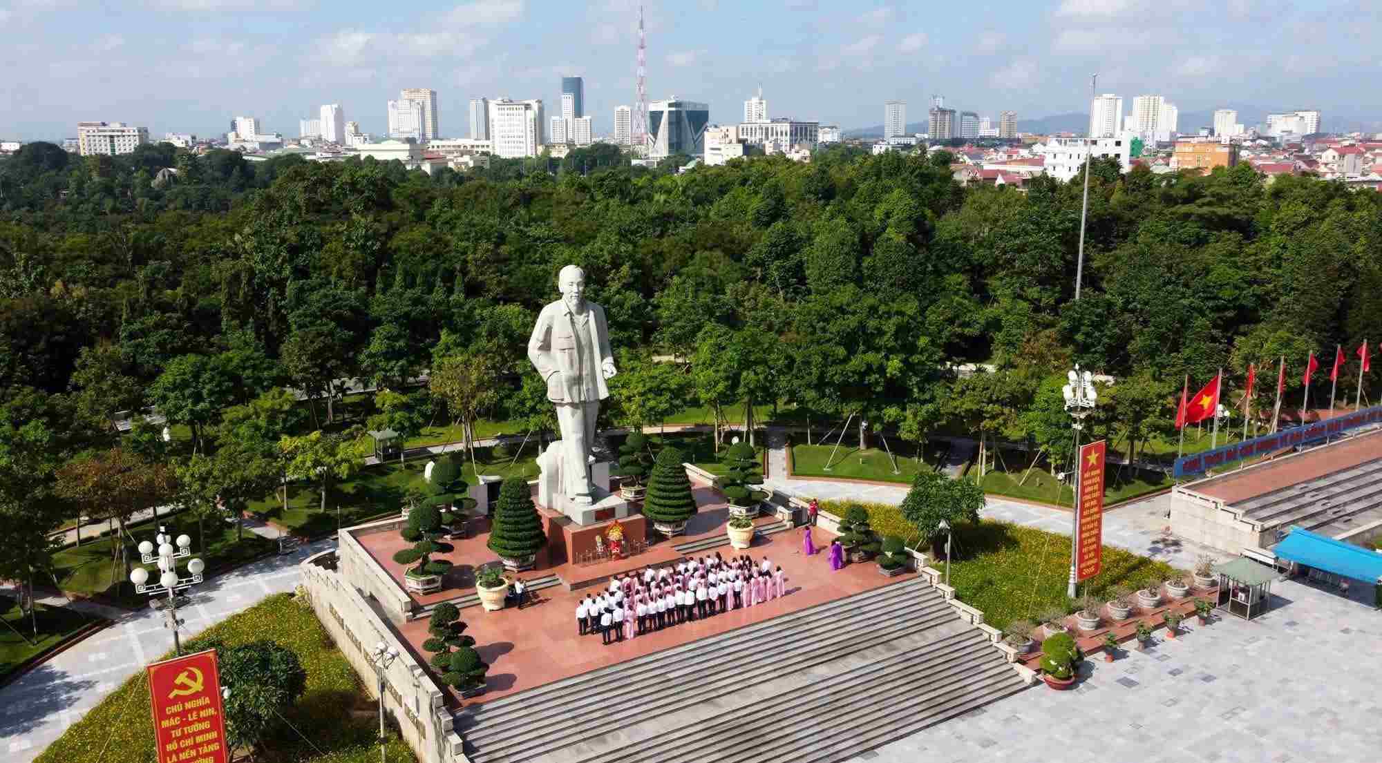 Theo ke hoach, tu 6h ngay 16.8, toan tinh se dong loat to chuc Le chao co va hat Quoc ca tai cac diem trung tam theo khung gio Le thuong co Quoc gia tai Lang Chu tich Ho Chi Minh. Anh: Phuong Thuy