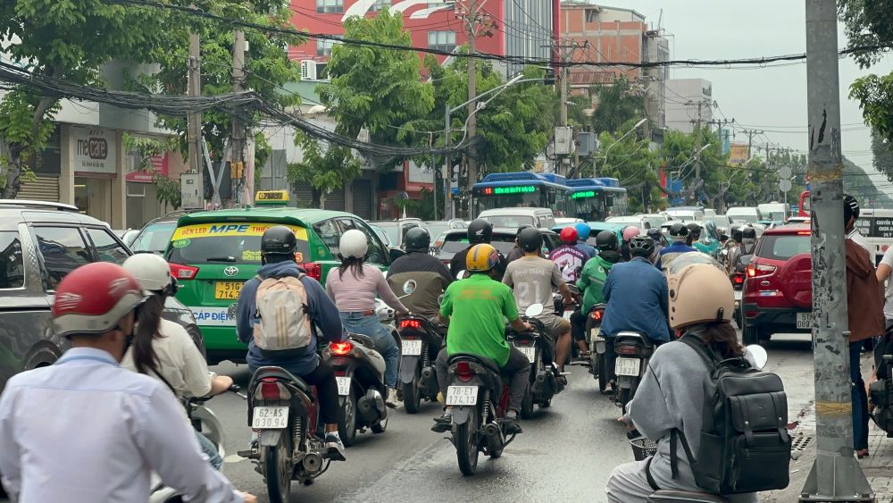 Giao thong qua khu vuc tai nan un u keo dai. Anh: Minh Tam