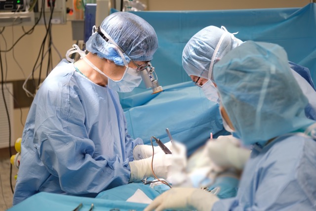 The cancer patient underwent successful surgery by the doctor. Photo: Provided by the hospital