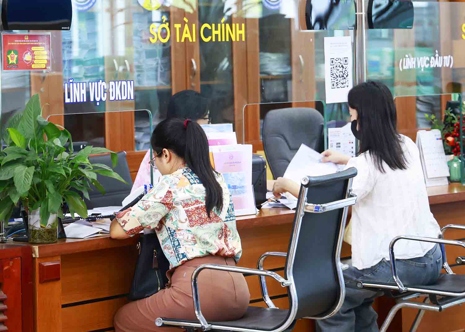Arrange cadres and civil servants to support people in performing public services in an online environment. In the photo, Bac Ninh people are completing administrative procedures. Photo: Bac Ninh Portal