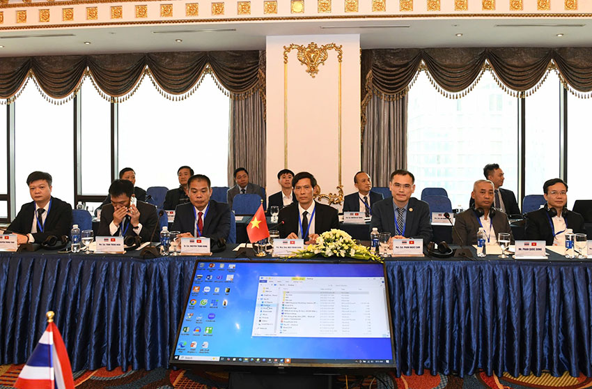 Major General Ngo Thanh Binh (4th from left) at the 17th Conference on Drug Prevention and Control Cooperation. Photo: H.Ha