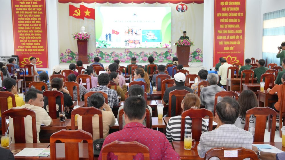 Propagating against IUU fishing to the people. Photo: Tien Vinh