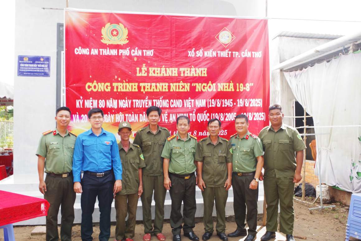 Le Khanh thanh va ban giao “Ngoi nha 19.8” cho dong chi Nguyen Hung Dung, To truong To bao ve an ninh trat tu o co so xa Phong Dien. Anh: Cong an Can Tho