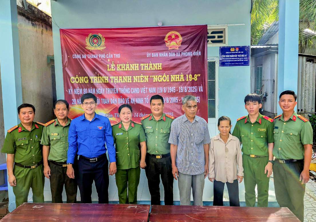 Le Khanh thanh va ban giao “Ngoi nha 19.8” cho Binh nhi Huynh Hong Ha. Anh: Cong an Can Tho