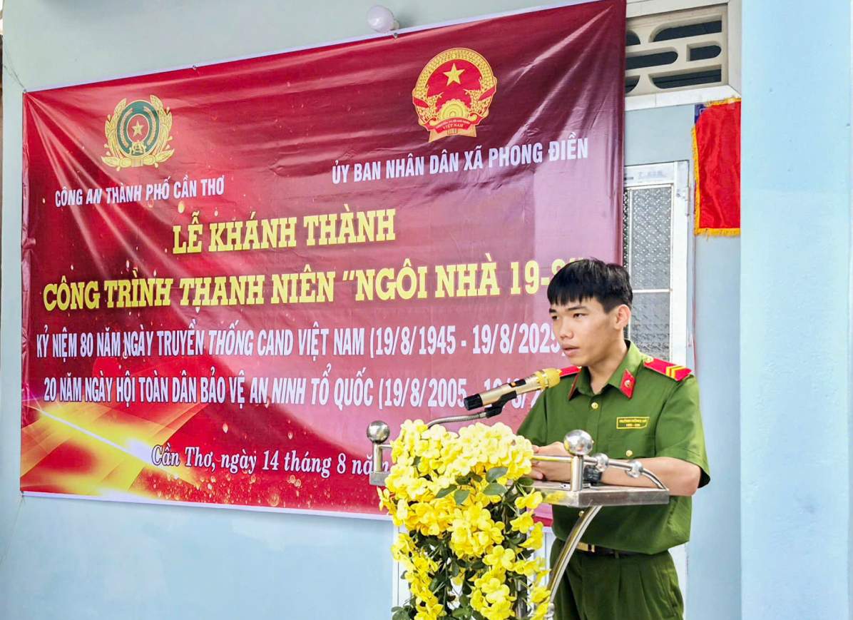 Binh nhi Huynh Hong Ha phat bieu tai Le Khanh thanh. Anh: Cong an Can Tho