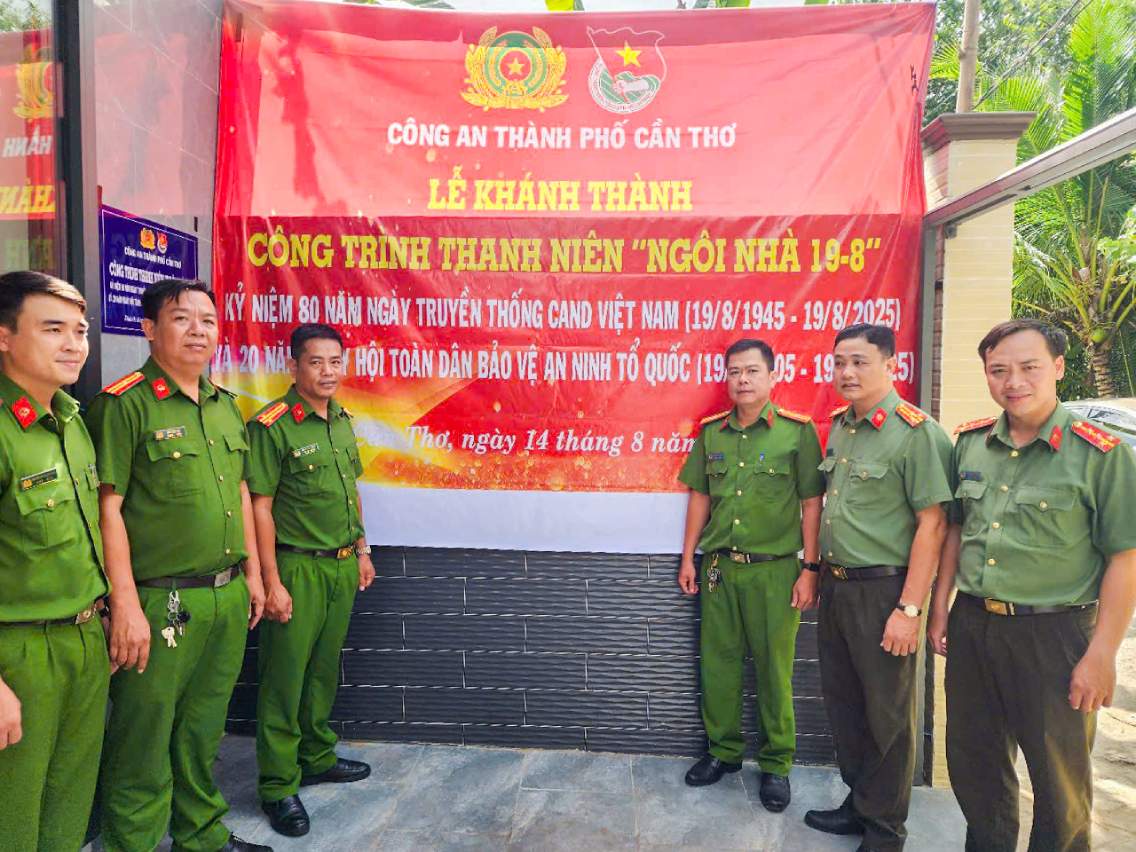 Le Khanh thanh va ban giao “Ngoi nha 19.8” cho Thuong uy Dinh Cong Tan can bo Phong Canh sat quan ly hanh chinh ve trat tu xa hoi, Cong an TP Can Tho. Anh: Cong an Can Tho