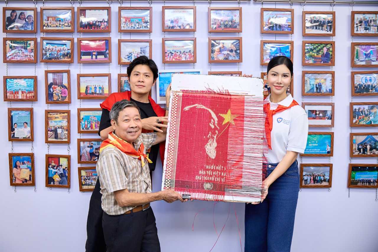 Hoa hau Loan Vuong y Nguyen Van Chung participan en actividades comunitarias. Foto: Comite Organizador.