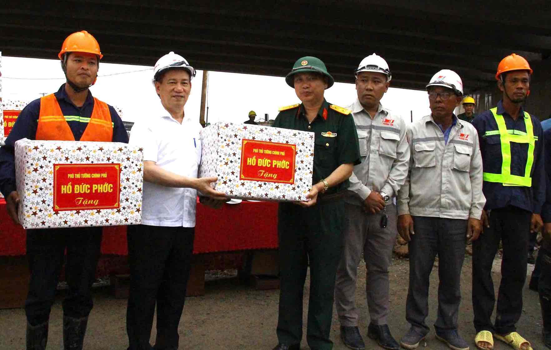 Pho Thu tuong Chinh phu Ho Duc Phoc tang qua dong vien can bo, ky su, cong nhan thi cong tren cong truong du an cao toc Bien Hoa - Vung Tau. Anh: HAC