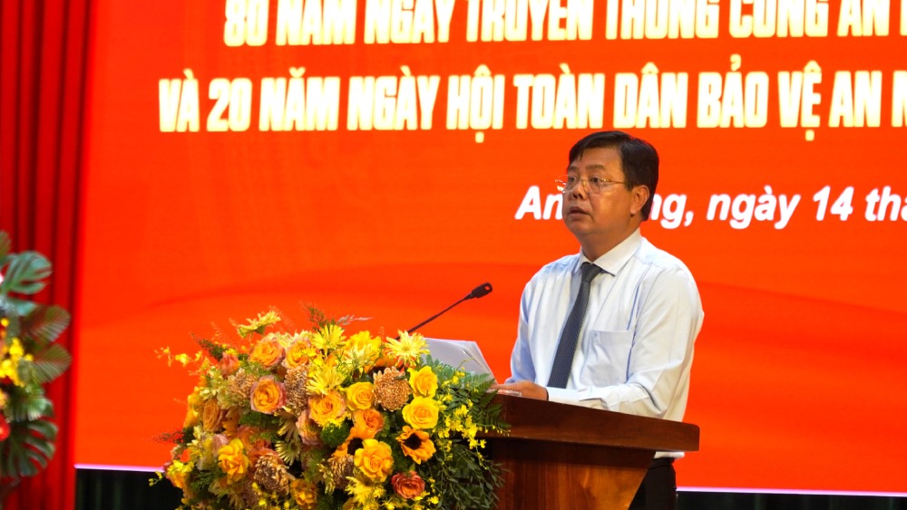 Bi thu Tinh uy An Giang Nguyen Tien Hai phat bieu tai buoi le. Anh: Nam Phuong