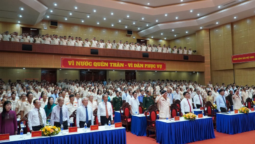 Dai bieu tham du buoi le. Anh: Nam Phuong