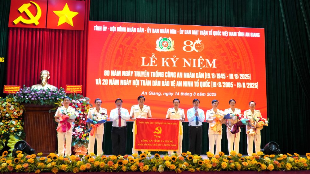 Whether in wartime or peacetime, the police force still maintains its role as a "steel shield". Photo: Nam Phuong