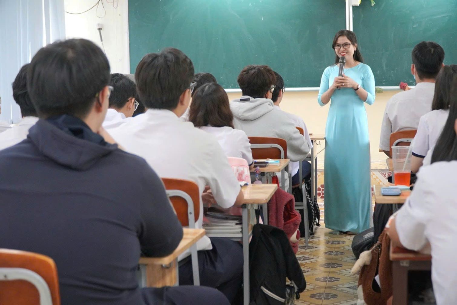 The Ho Chi Minh City Department of Education and Training announced the recruitment of more than 6,000 teachers. Photo: Chan Phuc
