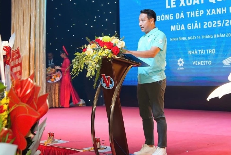 Huan luyen vien Vu Hong Viet phat bieu tai Le xuat quan cua Thep Xang Nam Dinh. Anh: NDFC
