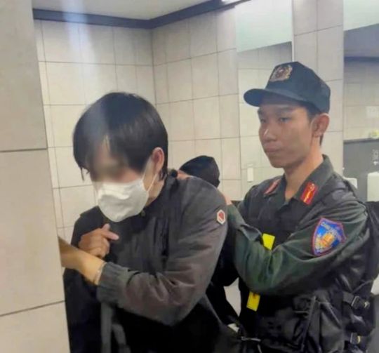 Lực lượng công an đã có mặt để đưa đối tượng nghi sàm sỡ về làm việc. Ảnh: T.L.