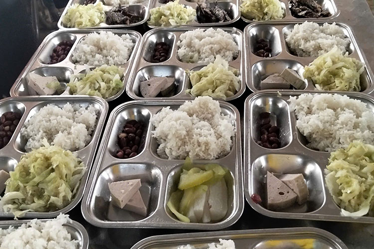 디엔비엔 홍수 지역의 이동식 야전 식당은 매일 2 000인분 이상의 식사를 제공합니다. 사진: 싸중 코뮌 제공