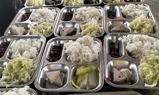 Bếp cơm di động dã chiến giữa vùng lũ Điện Biên mỗi ngày cung cấp hơn 2.000 suất ăn. Ảnh: Xã Xa Dung cung cấp