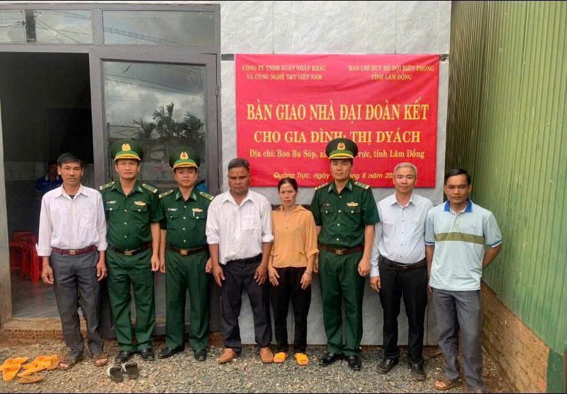 Representantes de las unidades participantes entregan la casa Dai doan ket a la familia de la Sra. Thi Dyach. Foto: Hong Tham